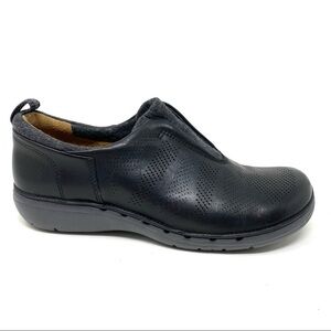 Clarks Un Spirit black leather slip on shoes WIDE
